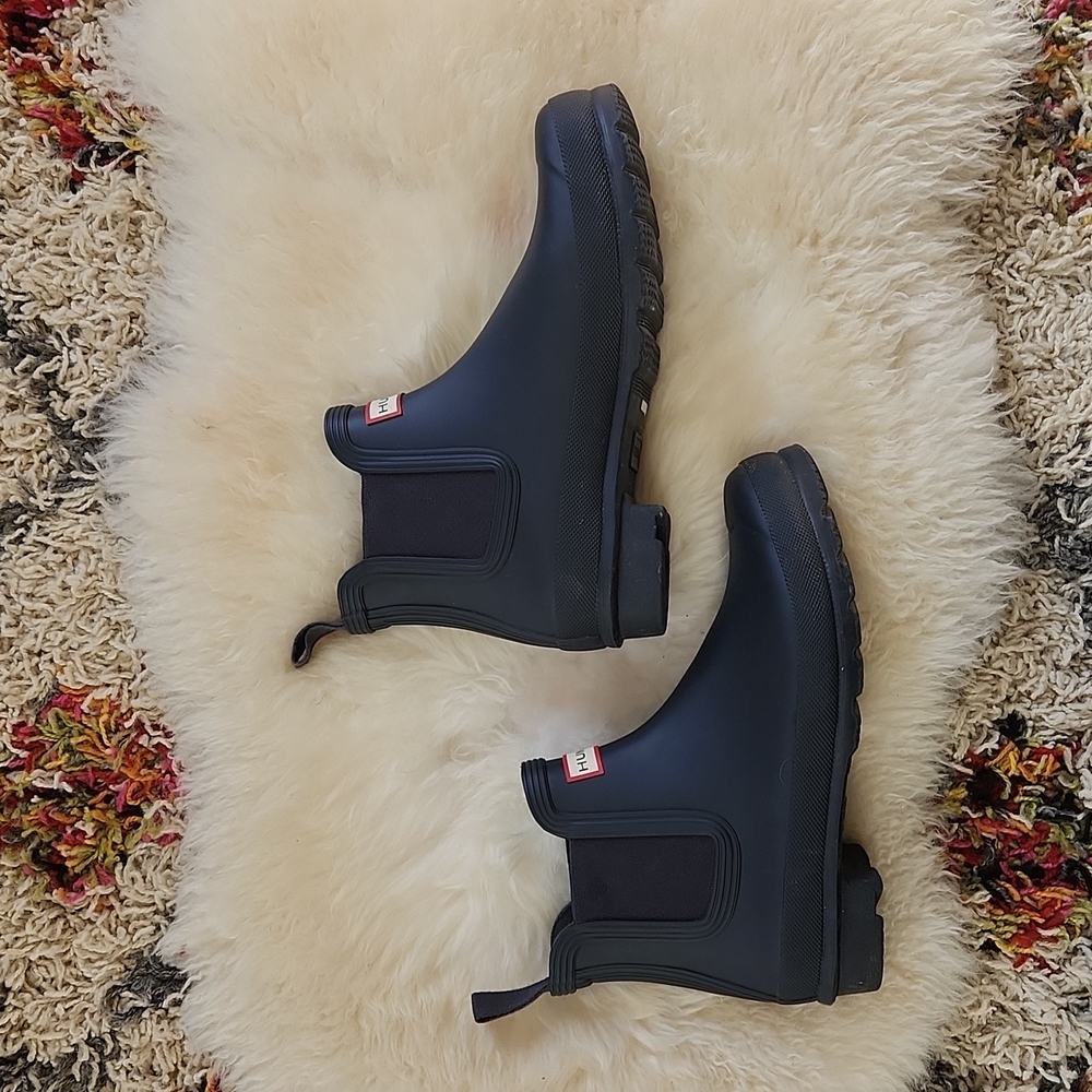 Women's sz 8 Chelsea Hunter brand rain boots navy blue.
